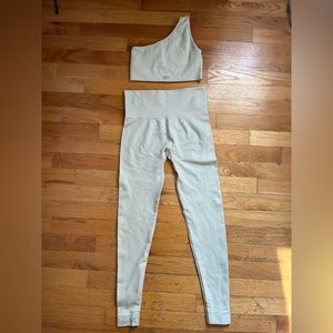 Set active workout set with one shoulder top